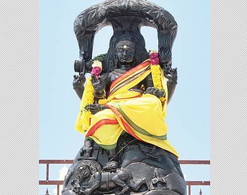 திறந்த வெளியில் தென்முகக் கடவுள்